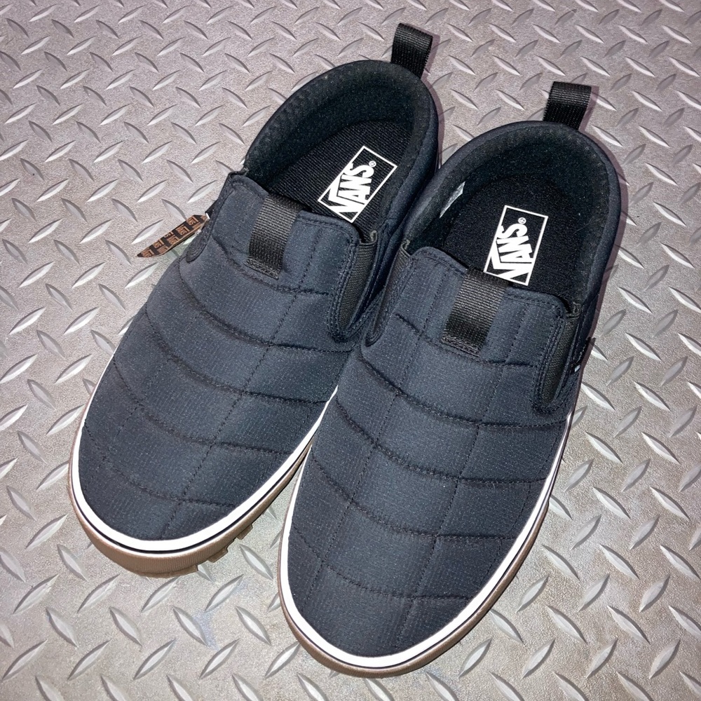 Never worn. Vans Snow Lodge Slipper Mid ✨🌟